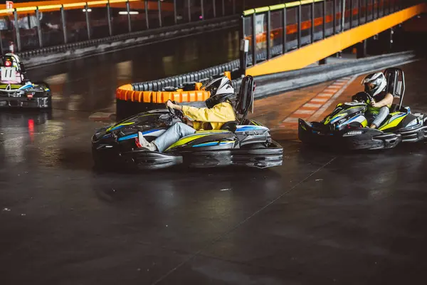 Go-Kart Yarışçıları Genç arkadaşlar grubu