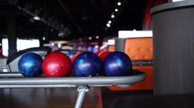 Bowling topları, Skittles, bowling salonu..