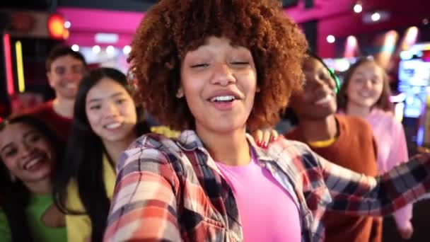 Selfie Video Grupp Multiracial Ungdomar Köpcentret Spelas Video Men Sociala — Stockvideo