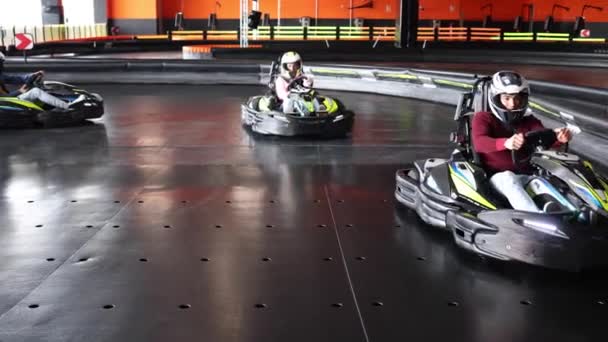 Kart Racers Conducir Grupo Jóvenes Que Compiten Centro Comercial — Vídeos de Stock
