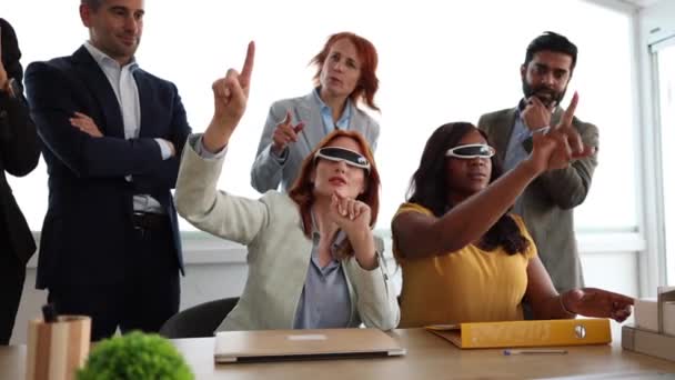Grupp Affärsmän Och Affärskvinnor Kontoret Med Hjälp Metaverse Virtuell Verklighet — Stockvideo
