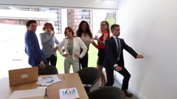 Ομάδα Επιχειρηματιών Και Επιχειρηματιών Που Κάνουν Αστεία Στο Γραφείο Χορεύοντας — Αρχείο Βίντεο