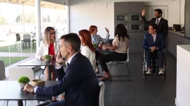 Συνεργάτες Γραφείου Κατά Μεσημεριανό Γεύμα Στην Καφετέρια Πολυφυλετικοί Άνθρωποι Ένας — Αρχείο Βίντεο