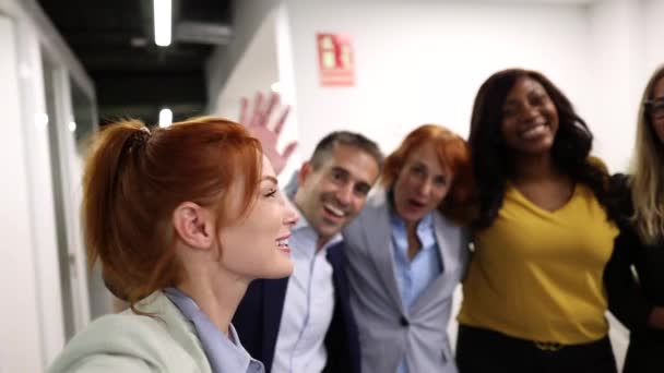 Selfie Oficina Para Compañeros Trabajo Multirraciales Redes Sociales Grabados Con — Vídeos de Stock