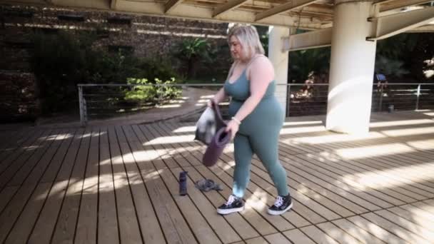 Una Mujer Limpia Después Una Gratificante Sesión Yoga Aire Libre — Vídeos de Stock