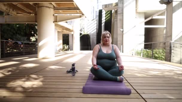 Ein Moment Der Ruhe Als Eine Frau Yoga Pose Auf — Stockvideo