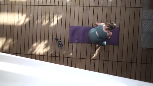 Fångad Ovanifrån Njuter Kvinna Fridfull Yogasession Ensam Ett Trädäck — Stockvideo