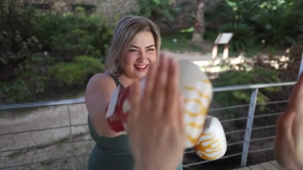 여성은 자신의 피트니스 여행을 따뜻한 포옹을 — 비디오