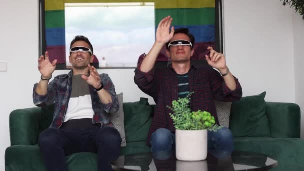 Vrienden Genieten Van Immersive Virtual Reality Experience — Stockvideo