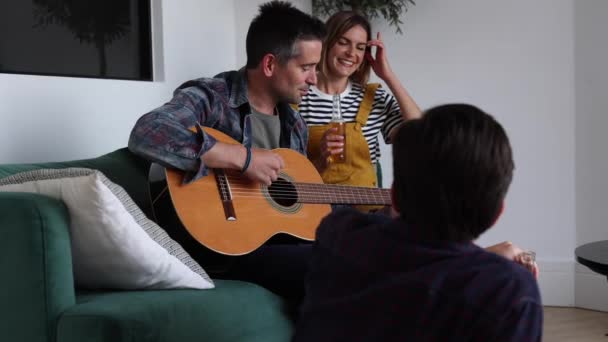 Casual Guitar Session Mit Freunden Hause — Stockvideo