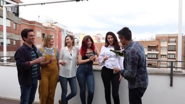 Amigos Con Bebidas Comparten Una Conversación Una Terraza Con Vistas — Vídeo de stock
