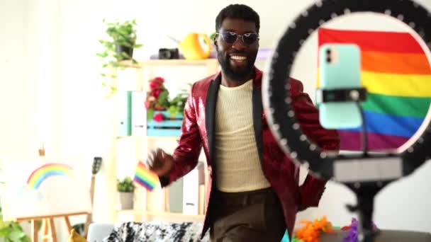 Mann Roter Paillettenjacke Tanzt Vor Freude Hause Und Drückt Glück — Stockvideo