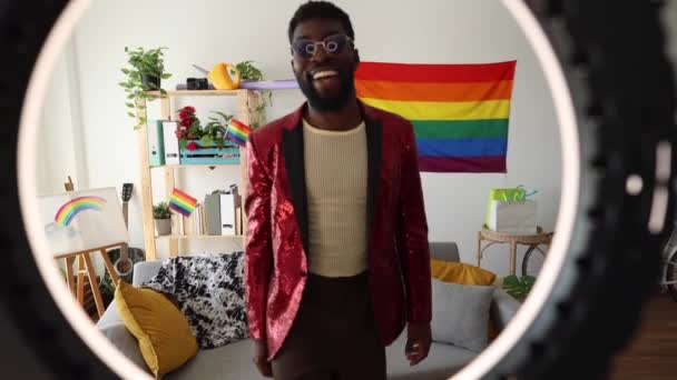 Vreugdevolle Man Pailletten Jas Met Zonnebril Poseren Voor Een Trots — Stockvideo