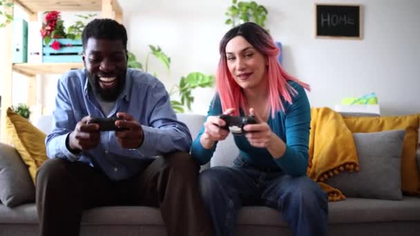 紧张的夫妻在舒适的家庭环境中玩电子游戏 注意力集中 竞争激烈 — 图库视频影像