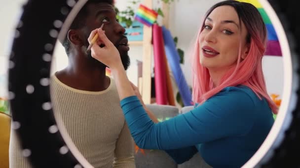 Mujer Aplica Maquillaje Párpado Hombre Preparándose Para Las Celebraciones Del — Vídeo de stock