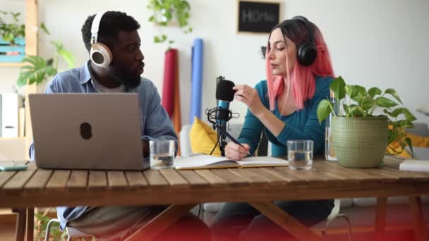 Χαρούμενοι Ποικίλοι Podcasters Συζητούν Ένα Home Studio Setup Ζωντανό Και — Αρχείο Βίντεο