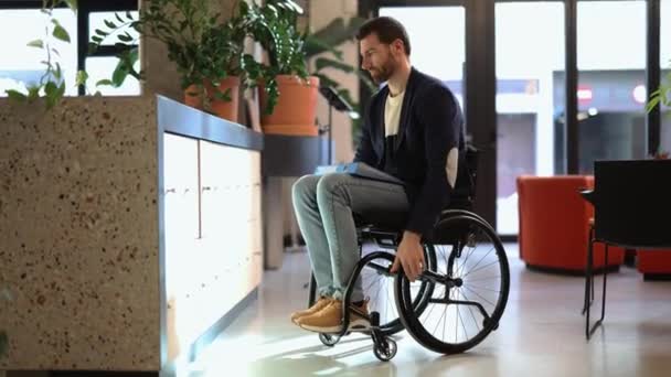 Чоловік Інвалідному Візку Досягає Файла Доступному Офісному Просторі — стокове відео