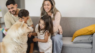 Köpekleri ile birlikte sevgi dolu bir aile, arkadaşlıktan zevk alıyorlar..