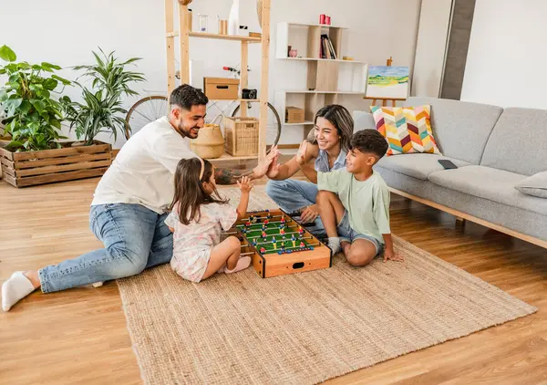 Bir aile oyun oynarken beşlik çakar..