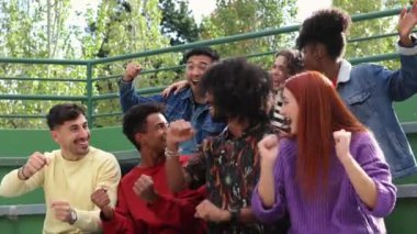 Genç yetişkinlerden oluşan dinamik bir grup dışarıda heyecan ve başarıyı ifade ediyor..