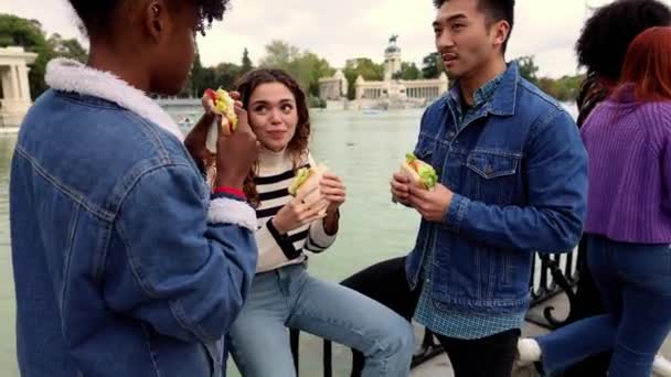 Fiatal Felnőttek Élvezik Könnyű Pillanatokat Harapnivalókat Egy Nyugodt Mellett — Stock videók