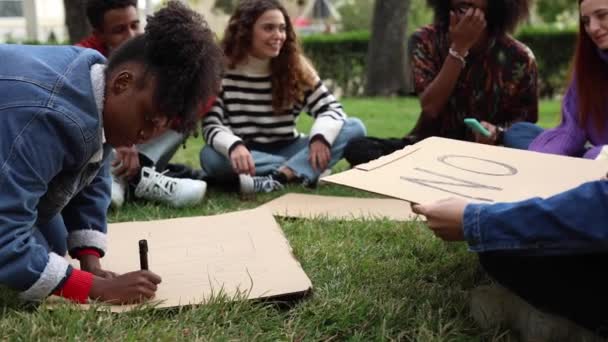 Mladí Jedinci Podílející Spolupráci Brainstorming Trávě — Stock video