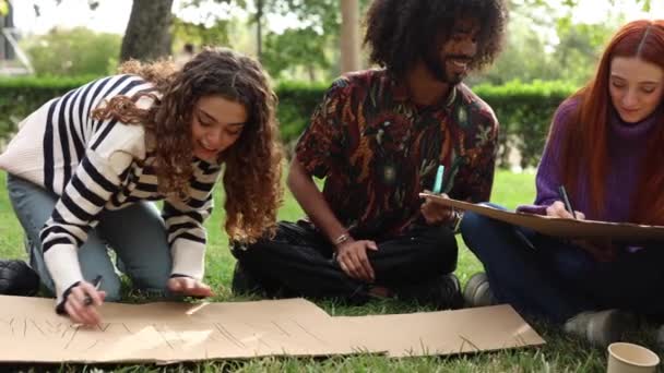 Група Молодих Активістів Створює Ознаки Демонструючи Свою Прихильність Змін — стокове відео