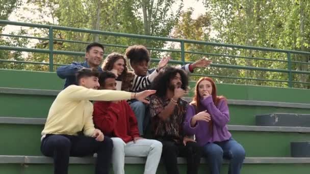 Een Dynamische Groep Jonge Volwassenen Drukt Buiten Opwinding Succes Uit — Stockvideo