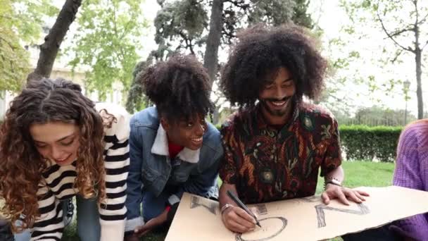Юношеские Духи Сияют Друзья Участвуют Веселой Деятельности Открытом Воздухе — стоковое видео