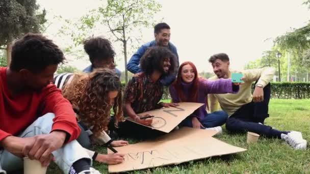 一群来自不同背景的年轻人在一片茂密的公园里分享着轻松的时光 — 图库视频影像