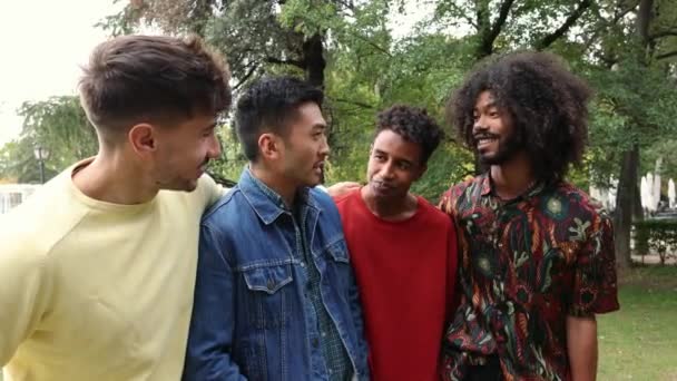 Группа Молодых Людей Разным Происхождением Разделяющих Веселый Момент Пышном Парке — стоковое видео