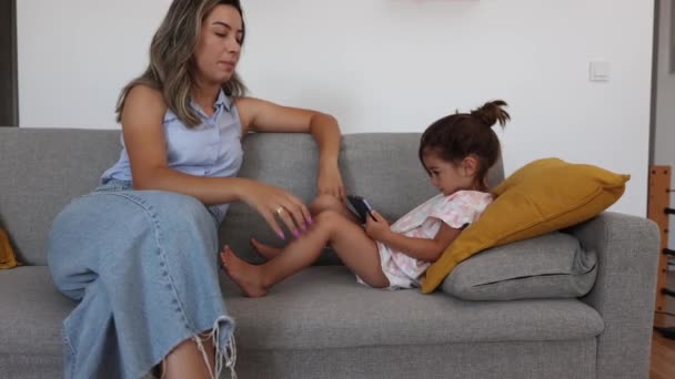 Neugierige Tochter Erkundet Smartphone Unter Anleitung Ihrer Mutter Einem Ruhigen — Stockvideo