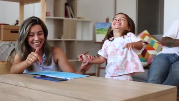 Gleeful Mor Datter Deler Smitsom Latter Sprede Glæde Derhjemme – Stock-video