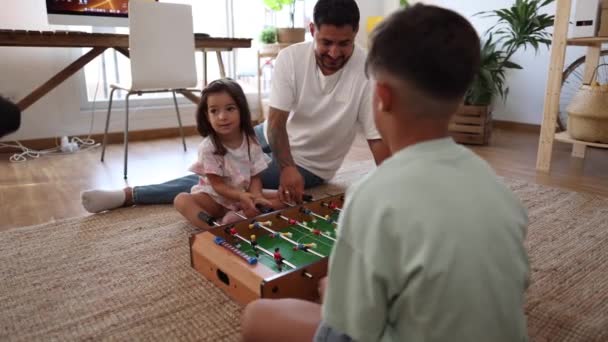 Fröhliche Familie Spielt Tischkicker Gemütlichem Wohnzimmer — Stockvideo