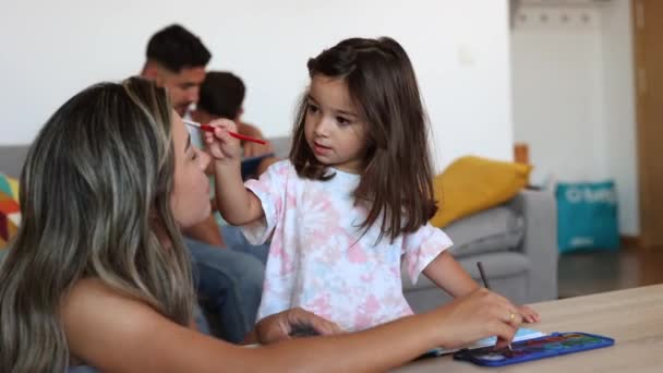Eine Mutter Führt Ihre Tochter Bei Einer Lustigen Malaktion Haus — Stockvideo