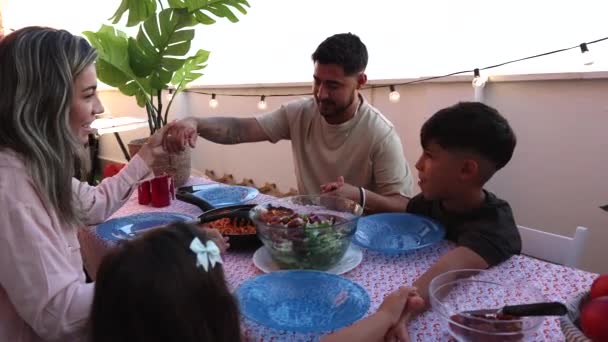 Une Famille Souriante Engage Conversation Autour Repas Sur Toit Terrasse — Video