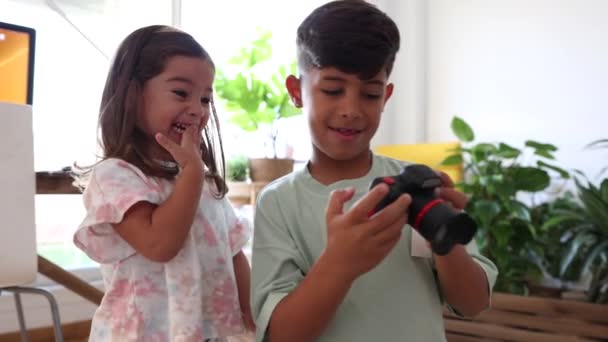 Geschwisterspaß Mit Der Kamera Das Lachen Des Kleinen Mädchens Hallt — Stockvideo