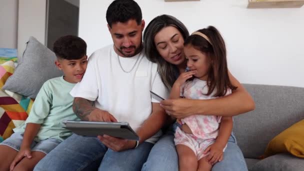 Familie Schmiegt Sich Auf Couch Tablet Vertieft Digitales Lernen — Stockvideo