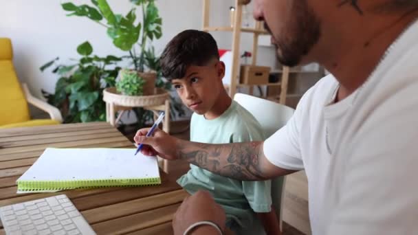 Ayah Dengan Penuh Perhatian Membantu Anaknya Mengerjakan Membina Kasih Untuk — Stok Video