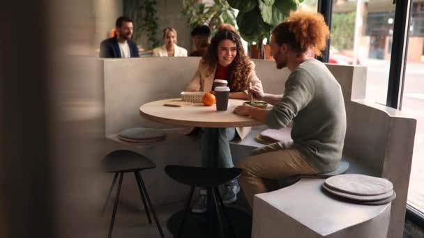 Dos Colegas Participan Relajado Almuerzo Negocios Una Elegante Moderna Cafetería — Vídeo de stock