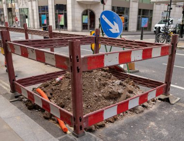 Yoğun Şehir Caddesinde Kazı Alanı Barikatı