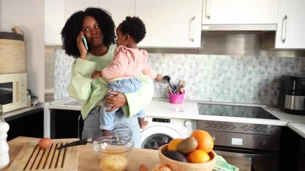 Живая Молодая Мать Держащая Своего Ребенка Время Телефонного Разговора Кухне — стоковое видео