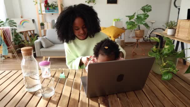 Eine Mutter Und Ihr Kind Greifen Zum Laptop — Stockvideo