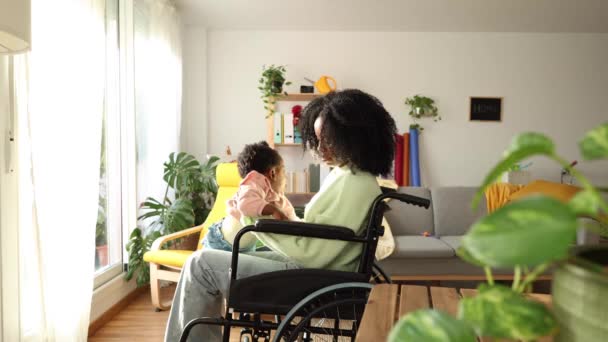 Uma Mãe Sorridente Proporciona Conforto Seu Filho Uma Cadeira Rodas — Vídeo de Stock