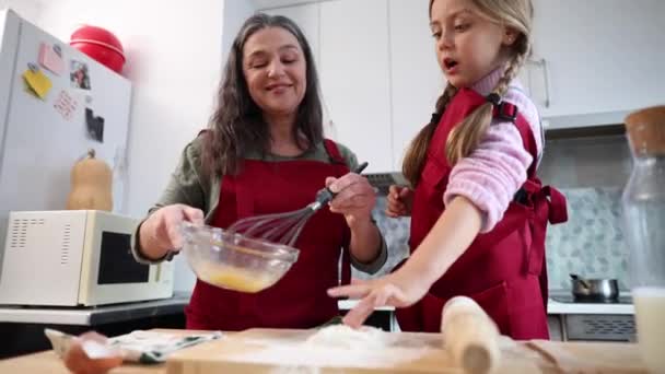 Gotowanie Jako Działalność Wiążąca Dla Babci Dziecka Babcia Wnuczka Gotują — Wideo stockowe