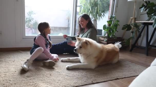 自宅でペット犬と家族の瞬間 — ストック動画