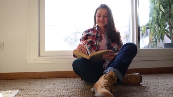 Perempuan Menikmati Buku Dengan Jendela — Stok Video