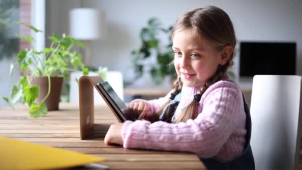Ein Kind Mit Einem Tablet Einem Gemütlichen Innenraum Junges Mädchen — Stockvideo