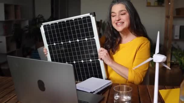 Μια Γυναίκα Παρουσιάζει Ένα Ηλιακό Πάνελ Ένα Σύγχρονο Γραφείο Στο — Αρχείο Βίντεο