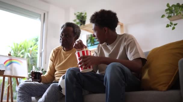 Hombre Anciano Adolescente Compartiendo Palomitas Maíz Mientras Una Película Ambiente — Vídeo de stock